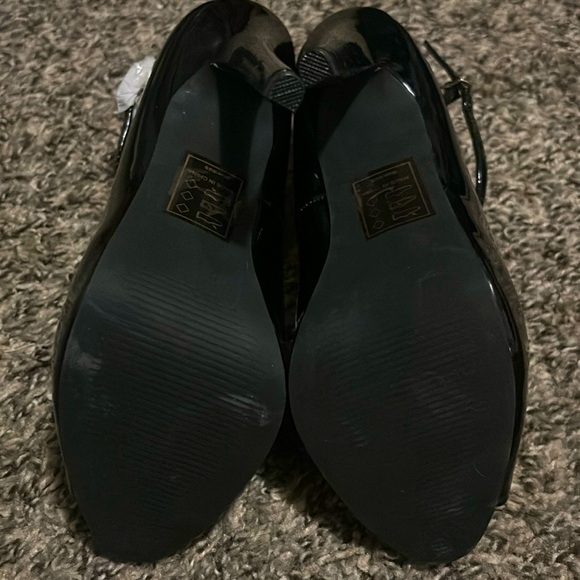 Signature Size 6 black and white heels - Picture 3 of 5